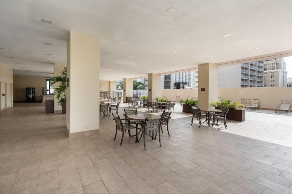 Heart Of Waikiki,1Bdrm,Free Parking, Wifi,No Resort Fees,Youtube,Netflix ! Honolulu Eksteriør billede